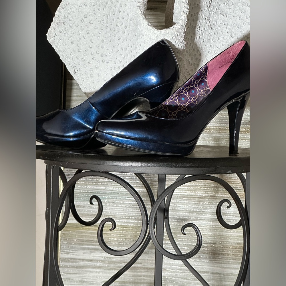 Nine West Metallic Navy Heels Closed Toe US 7 1/2